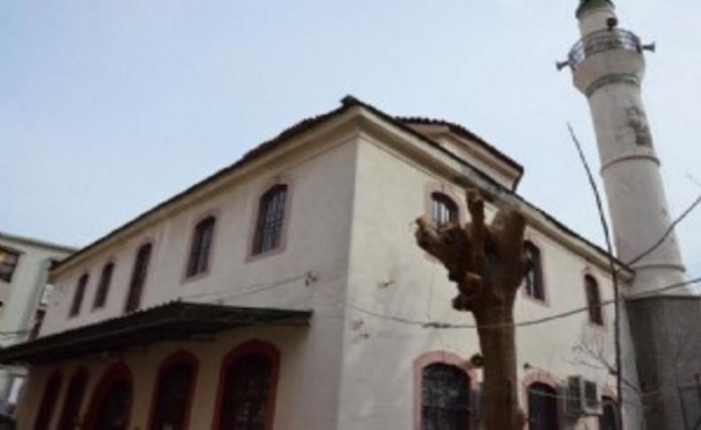 İzmir'de tarihi cami kaderine terk edildi